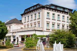 Hotel Zwei Mohren - davor der Platz von Julienas