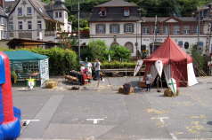 links das Zelt des Schtzenvereins fr Lichtgewehrschieen - rechts das Lager von Manus Dominus  